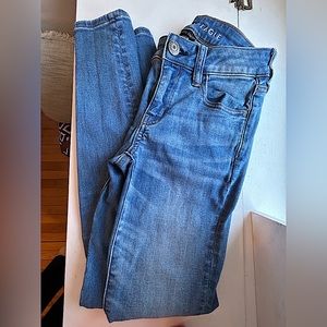 American Eagle- Light blue, medium rise skinny jeans